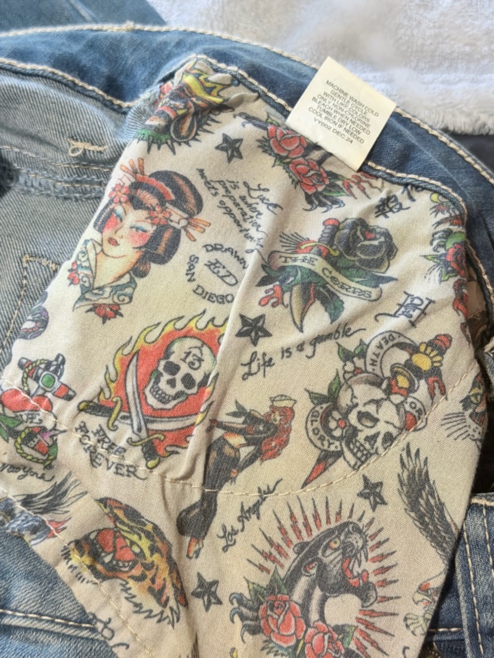 Ed Hardy Blue Denim Jeans with White Script and Multicolor Patch - Picture 8 of 8